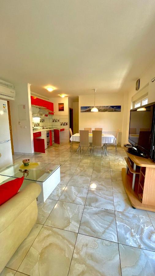 Apartments Neven โอมิช ภายนอก รูปภาพ