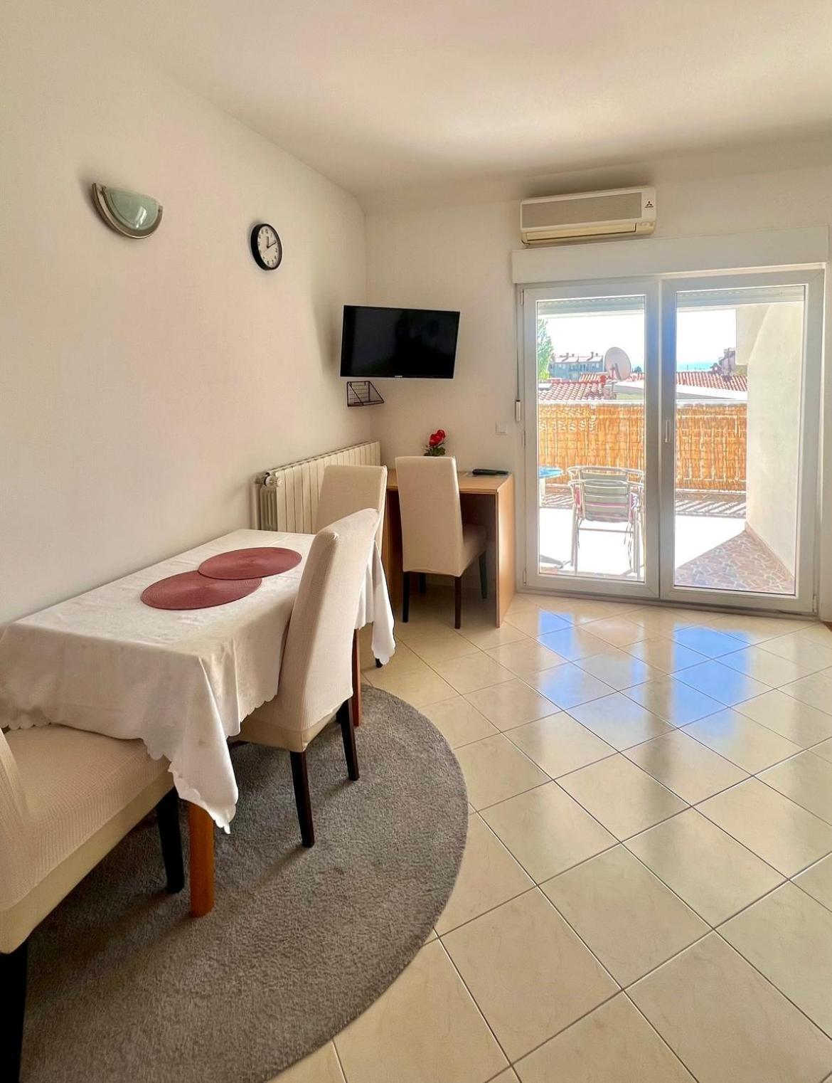 Apartments Neven โอมิช ภายนอก รูปภาพ