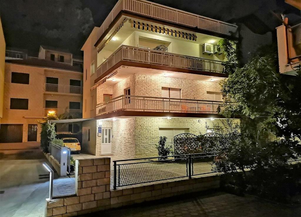 Apartments Neven โอมิช ภายนอก รูปภาพ