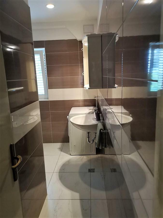 Apartments Neven โอมิช ภายนอก รูปภาพ